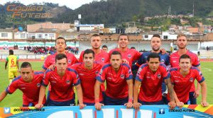 Un grupo de hombres en uniformes rojos y negros